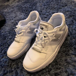 New balance skor - New balance skor i nyt skick. Använda i en dag. Storleken är 44,1/2 men passar som 43,1/2