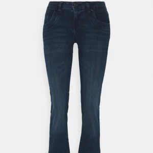 Lågmidjade bootcut jeans  - Säljer mina lågmidjade LTB jeans då de är för stora för mig. De är i modellen Valerie och färgen är nattblå💘 Hör av dig om du har några frågor 