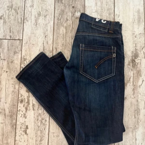 Dondup jeans - Säljer ett par dondup jeans i helt nyskick! Storleken är 34 men passar mig skit bra som vanligtvis har W31 L32 som ni kan se på bilden. Ser ut och känns att vara helt oanvända och är i en riktigt snygg tvätt!😊