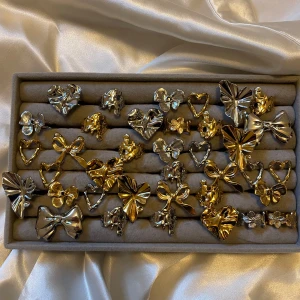 Rostfria ringar  - Massor med rostfria och justerbara ringar för endast 45-55kr/st🫶🏼   För att köpa så går ni in på min profil där ni hittar separata annonser på varje ring:)  Gratis smycke medföljer även i alla beställningar över 200kr exklusive frakt och köparskydd 🤗 