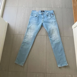 Replay Anbass jeans - Säljer dessa replay anbass jeans! Inget fel på dem! Sitter slimfit! Storlek 32/32! Om du har fler frågor är det bara att DMa🙌🏼