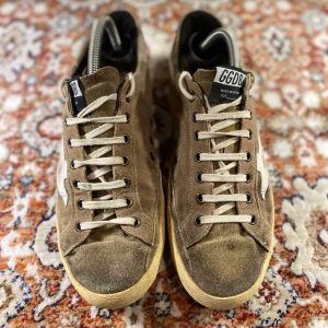 Golden Goose skor - Hej! Säljer nu dessa Golden Goose skor, storlek 43, skicket bedömer vi är använt , tveka inte på att höra av er vid frågor kring skorna! 