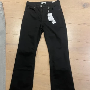 Svarta jeans  - Köpte ett bara super snygga jeans från gina trico men tyvärr är dem för stora, dem är HELT nya och aldrig använda, lappen är till och med på, annars skit snygga..jeansen kostade 500 men nyttpris är 400kr