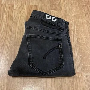 Dondup jeans - Hej säljer mina svarta Dondup jeans i storlek 29, de är i bra skick och sitter som skinny fitt✅📦