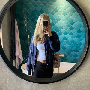 Blå bomberjacka  - Superfin tunnare bomberjacka i marinblått. 