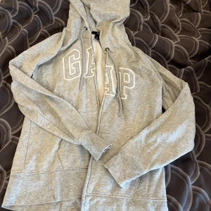 Hoodie - Zip up hoodie från gap, väl använd men har inga 