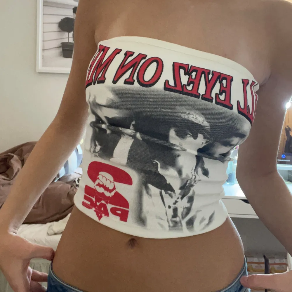 Jätte skön o fin tub topp med 2pac print på🥰🥰 Ramlar ej ner. Toppar.