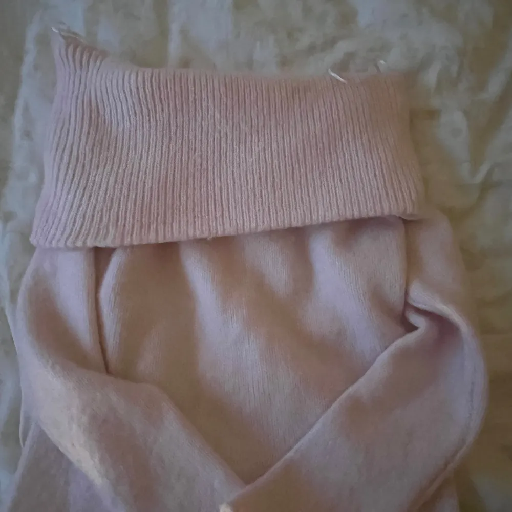 Säljer min rosa tjocktröja från gina , köptes i september och är använd 2 gånger . Original pris 450 kr typ? Och den är i väldigt bra skick 💘. Stickat.