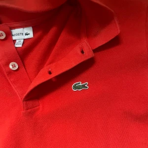 Lacoste piké  - Säljer nu denna Lacoste piké i storlek M passar mellan 176-182 cm ungefär, hör av er vid frågor priset är inte hugget i sten 💬🤩