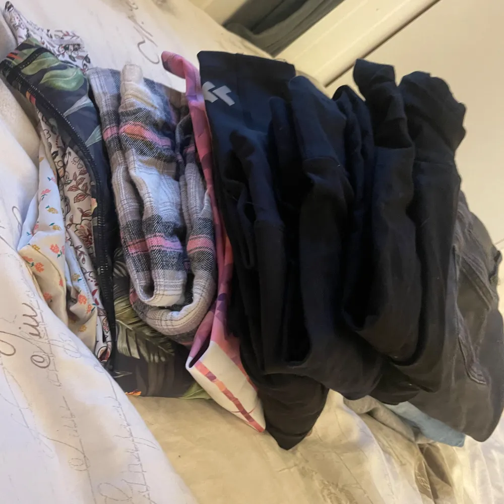 Säljer alla dessa byxor det är mjukis byxor, yoga pants, träningsbyxor och jeans. Mellan 50-200kr st eller alla tillsammans för bara 500kr 😱😻skriv om ni vill ha fler bilder🤗 byxorna är i storlek 146/152  XXS  XS  och S. Jeans & Byxor.