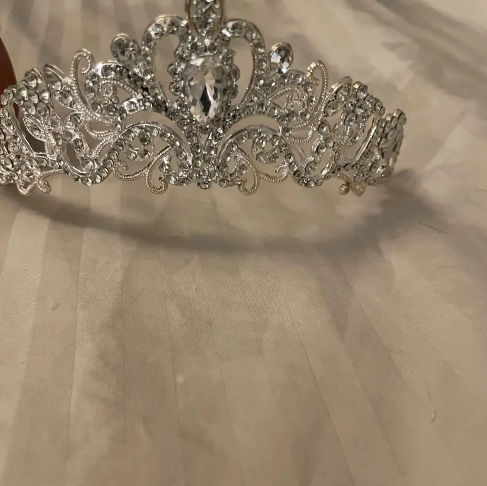 Jätte fin tiara, som är super fint att ha som accessoar i fint skick och använd än gång . Accessoarer.