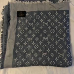LV scarf/duk - Aldirg använd, helt ny, inget ingår därmed priset, snabb affär sänks priset