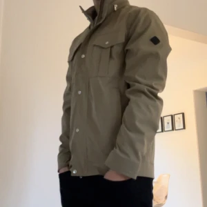 J.Lindeberg Bailey - Tjena! Säljer nu denna snygga safarijackan i modellen Bailey. Storlek M. Jackan är helt ny och tagg medföljer! Nypris 3400kr Vid frågor skriv! 