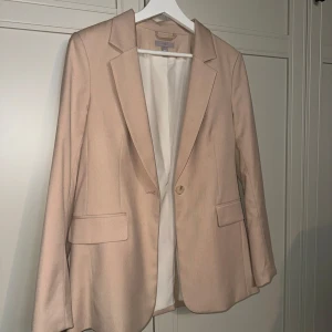 Rosa blazer / kavaj - Jättefin rosa blazer från H&M. Använd fåtal gånger 🤍
