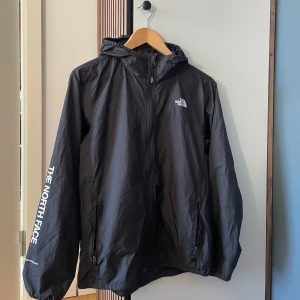 North face vindjacka - Snygg northface vindjacka i storlek Xl barn. Passar S-xs. Väldigt fint skick 8,5/10. Kontakta gärna för fler bilder. Pris inte hugget i sten🤝