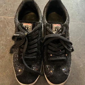 Unika sneakers med liten klack - Suuuperfina och unika skor med glitter och stjärnor✨ Passar 38/39