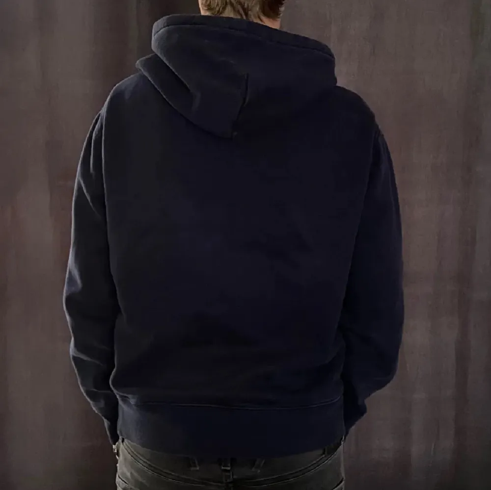 Säljer en Ralph lauren hoodie riktigt bra skick storlek s och kille på bilden är 175cm skriv om ni har några frågor . Hoodies.