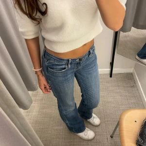 Lågmidjade bootcut jeans - Lågmidjade bootcut jeans i jätte fint skick. Storlek w25 och L31 vilket motsvara ungefär storlek xs💕 Innerbenslängd:75 cm midjemått: 38 cm