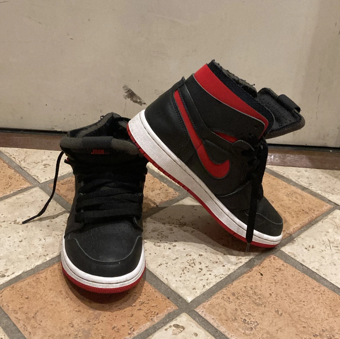 Ett par Nike Jordan skor. Höga storlek 36.5 - 92