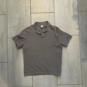 Pikétröja Zara - Snygg stickad blå/grå piké. Reva på framsidan