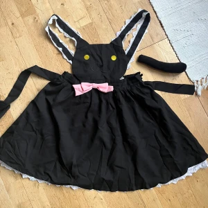 Kattkjol - Söt kattkjol med hängslen, har en svans man kan sätta fast med en knapp