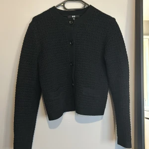 Kofta - En superfin svart kofta från uniqlo!! Använd ca 5 gånger och köptes för 499💞