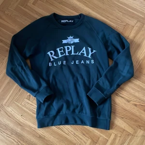 Replay sweatshirt  - Säljer en snygg svart sweatshirt från Replay,  Den är i bra skick och passar både till vardags och chilliga dagar. Skicka ett meddelande för fler frågor och funderingar.