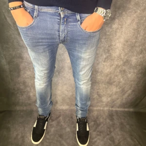 Replay anbass jeans  - // Replay anbass jeans | Storlek W31/L32 | Benlängd: 102cm / Midja: 41cm | Nypris runt 1800kr | Kontakta för fler frågor eller funderingar // Deluxecloset 