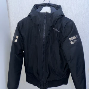Sail racing goretex jacka - Säljer denna fina sail racing  gortex jackan, riktigt varm och skön, kan vändas ut och in för att byta färg, den kan bli svart och blixtblå, använd några gånger, nypris 5000-10000kr, pris kan diskuteras vid snabb affär!