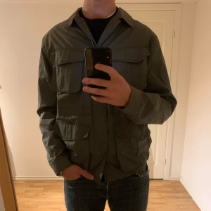 Weekday Fieldjacka  - Säljer denna sjukt snygga Fieldjackan från Weekday✅. Jackan är helt ny och taggen är fortfarande kvar✅. Storleken är M och har grym passform. Jackan är perfekt nu till hösten🍁. Tveka inte på att höra av dig vid minsta fråga eller fundering😁