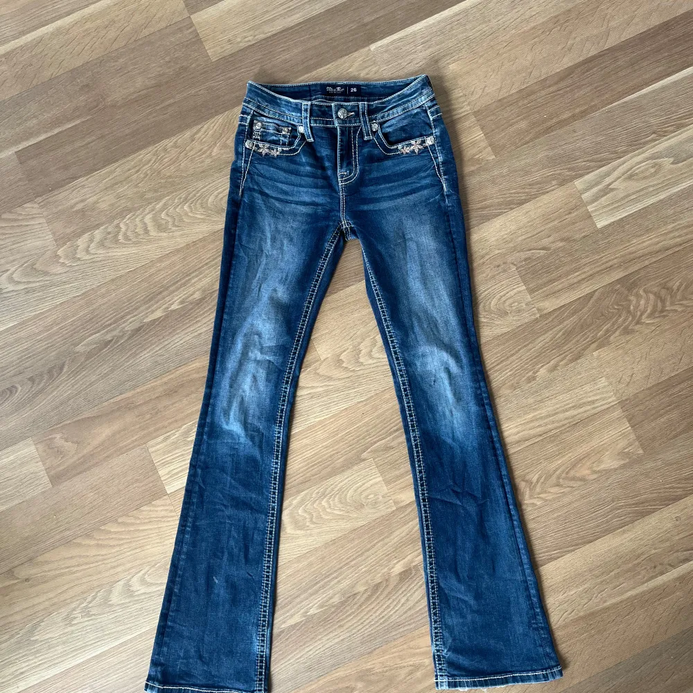 Miss me jeans som är i bootcut med mycket mönster på fickorna. Storlek 26, passar mig som är 173 cm lång. Jeans & Byxor.