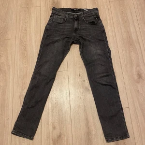 Replay Anbass 29/30 - Replay Anbass W29/L30 slim fit- svart/mörkgrå. Orginal pris 1100, sitter väldigt bra. Tar emot prisförslag 