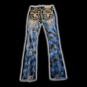 Sjukt snygga lågmidjade & bootcut rock revival jeans!! Har ett litet hål nere vid benet som syns på sista bilden men annars i prima skick. Bara att skriva vid intresse :)