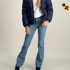 Ralph lauren jacka - Den är i storlek XL i barnstorlek, passar perfekt till hösten, vintern. Köpt för ungefär 3400 och den är helt slutsåld.