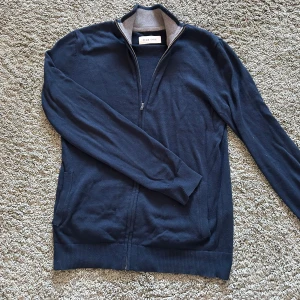 Pier one full zip  - Tja! Säljer denna mörkblåa pier one helzip eftersom att den inte kommer till användning.  Bara använt den några fåtal gånger så den är i nyskick. Pris kan absolut diskuteras vid snabb affär! Tveka inte på att höra av er om ni har några funderingar! 