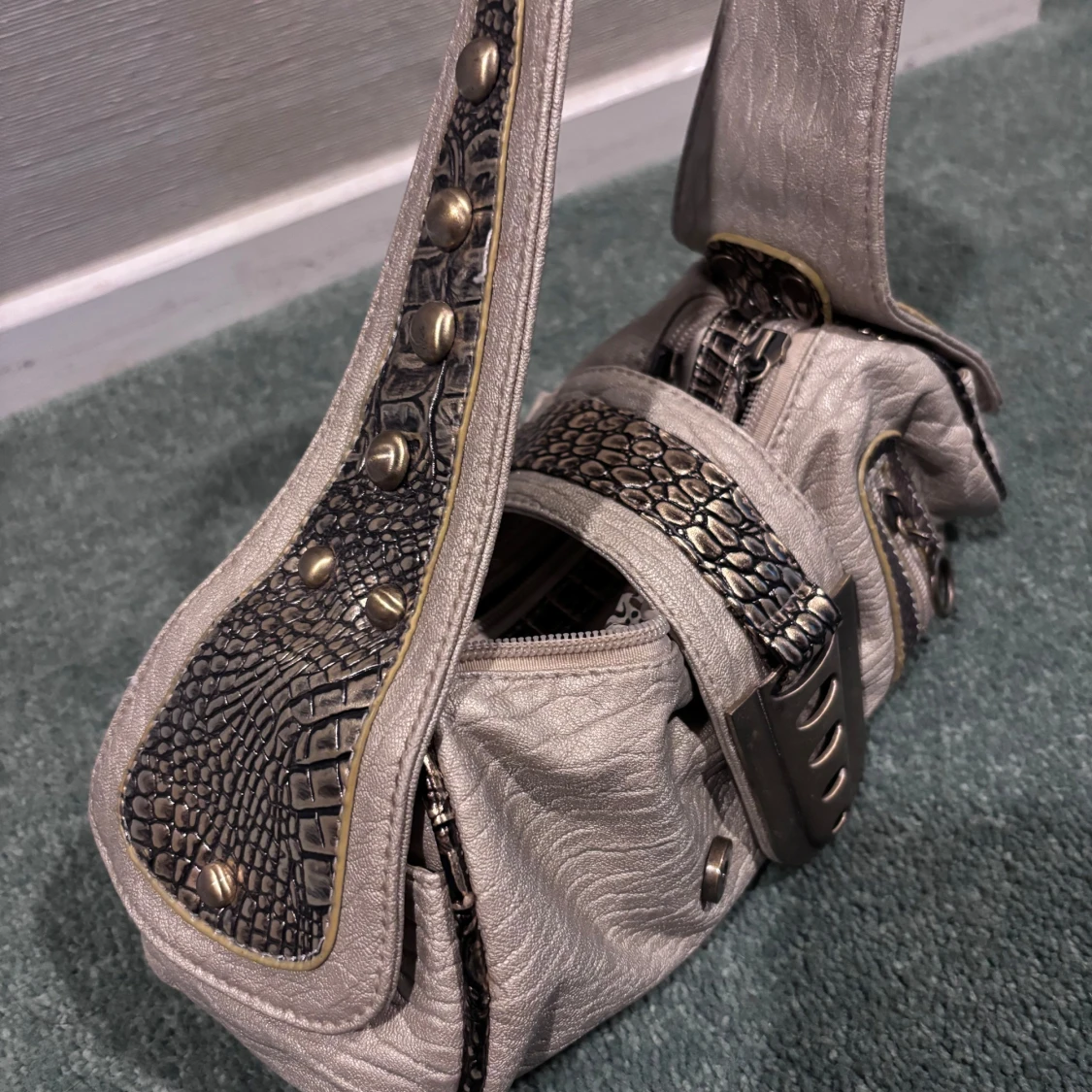 Beige axelväska med krokodilmönster