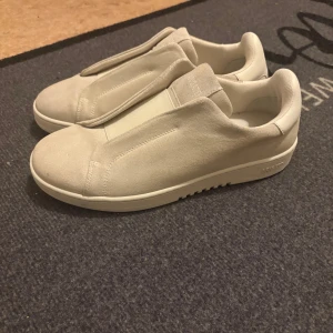 Axel arigato skor - Säljer Axel arigato skor som är köpta för en vecka sen, de är helt nya och inget fel på de alls. De är använda bara 2 gånger. Pris går att diskuteras. Du får även ett mocka kit med skorna.