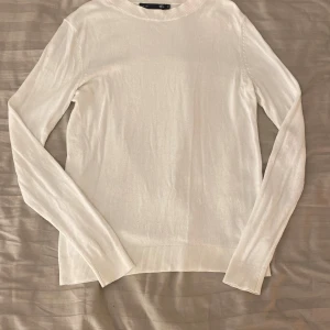 Vit tröja från 157 - Säljer en vit tröja från 157 i storlek S. Den är tunt stickad💗Skriv för frågor eller fler bilder🤗