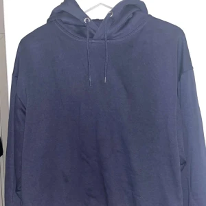 Hoodie - Mörkblå Hoodie från lager 157 i storlek M och nästan aldrig använt den💙