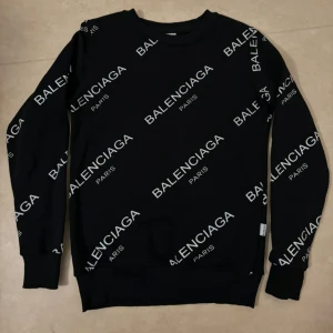 Sweatshirt  - Säljer denna fina tröja knappt använd i ett fint skick 🖤 liten i storleken passar till xs/s