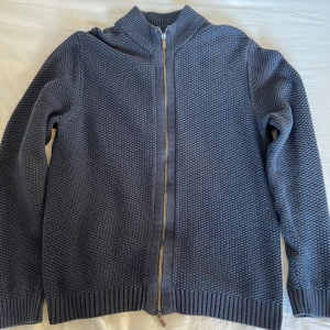 Massimo Dutti Zip - Säljer denna sköna full zip/cardigan tröjan från Massimo Dutti i ett skönt Cotton Cashmere material. Står att det är storlek L, men sitter mer som M/S. Bra skick, inga hål eller defekter. Hör av vid funderingar eller frågor😃pris kan diskuteras 