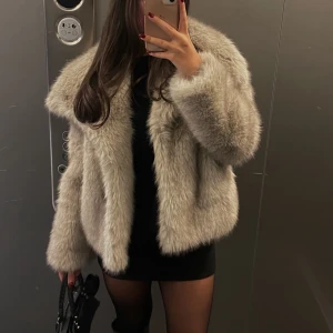 Zara faux fur jacka  - Faux fur jacka från Zara i storlek S. Sparsamt använd så i fint skick. Inga defekter. Säljer endast för 1000.