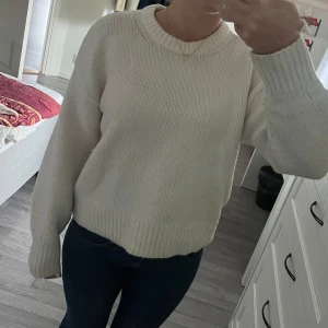 Vit stickad tröja - Vit stickad tröja köpt från Bik Bok i storlek S 😊