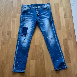 Riktigt snygga & fräscha blåa Dsquared 2 jeans i modellen slim fit. Kommer med snygga färg detaljer och en mörkblå detalj. De är i storlek 54. Skicket är 8,5/10 väldigt bra. De är sköna också. Har inte använt dom för de va för stora för mig vid midja