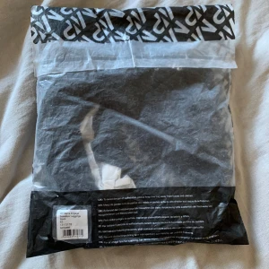 Svarta träningstights från MP - Säljer ett par svarta träningstights från MP. De är tighta och perfekta för träning. Materialet är stretchigt och bekvämt, vilket gör dem idealiska för intensiva pass. De har en hög midja för extra stöd och komfort. Perfekta för gymmet eller löprundan! Storlek xs helt nya i orginalförpackning 