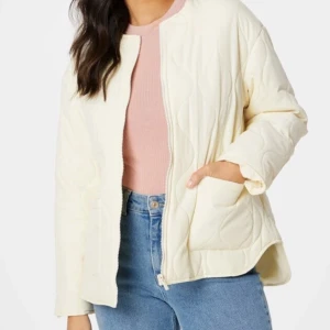 Vit höst jacka!💋🙌🏽 - En jätte fin vit höstjackan, köpte för ca 3 månader sedan men har ej kommit till användning. Aldrig använd!😻 Köparen står för frakten!!