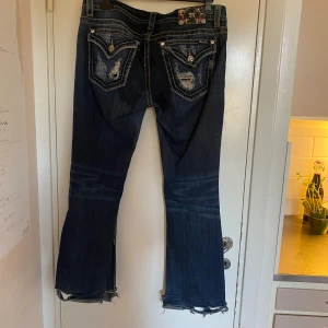 Bootcut miss me jeans - 40cm över midjan & 70 cm innerbenslängd, skriv om ni vill ha fler mått! Säljes eftersom de inte kommer till användning längre
