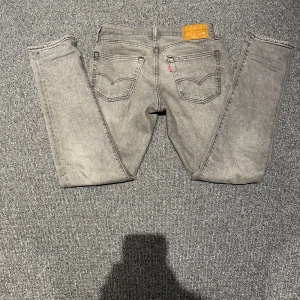 Levis 511 - Säljer mina levis 511 köpta i mars. Skick 8/10 inga defekter bara använda. Nypris=800kr  Modellen är 178 och väger 61 Str W= 30 L=32. Pris kan diskuteras 