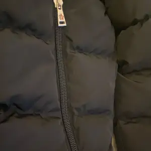 Jätte fin moncler Oanvänd, har kvar prislapp Perfekt för tjej och kille Storlek M.  Varmt inuti 