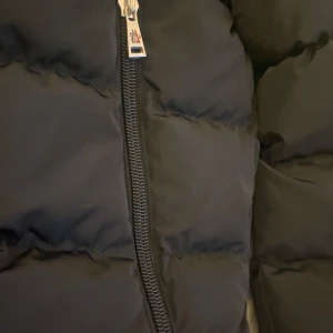 Fin moncler - Jätte fin moncler Oanvänd, har kvar prislapp Perfekt för tjej och kille Storlek M.  Varmt inuti 